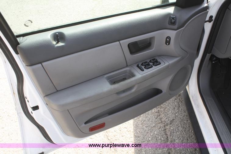 image for item F2621 2003 Ford Taurus SE