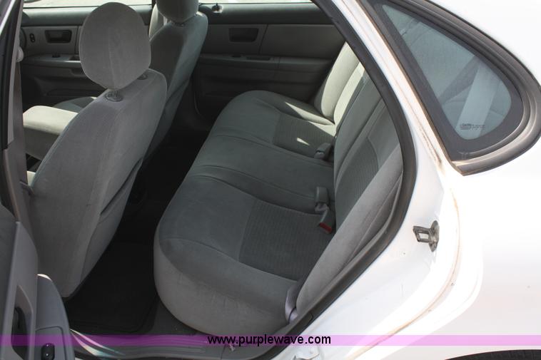 image for item F2621 2003 Ford Taurus SE