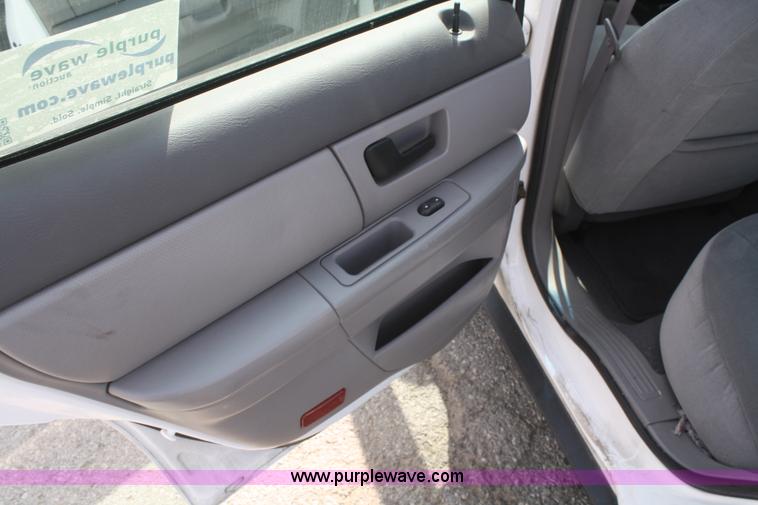 image for item F2621 2003 Ford Taurus SE
