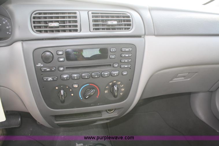 image for item F2621 2003 Ford Taurus SE