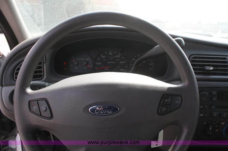 image for item F2621 2003 Ford Taurus SE
