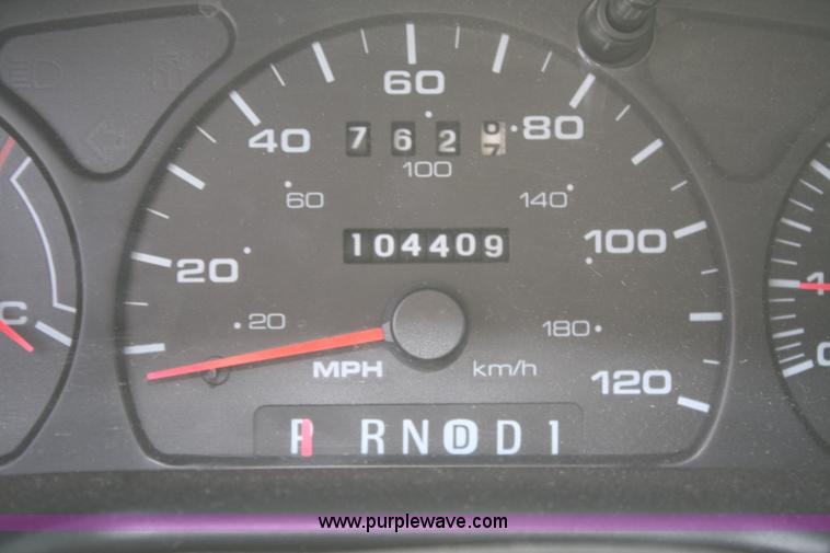 image for item F2621 2003 Ford Taurus SE