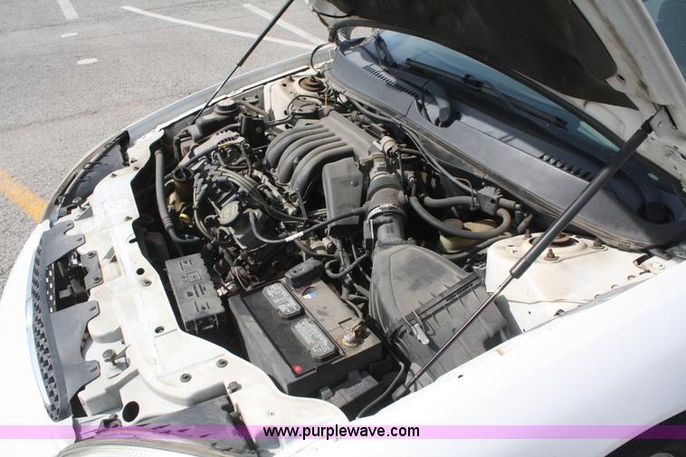 image for item F2621 2003 Ford Taurus SE