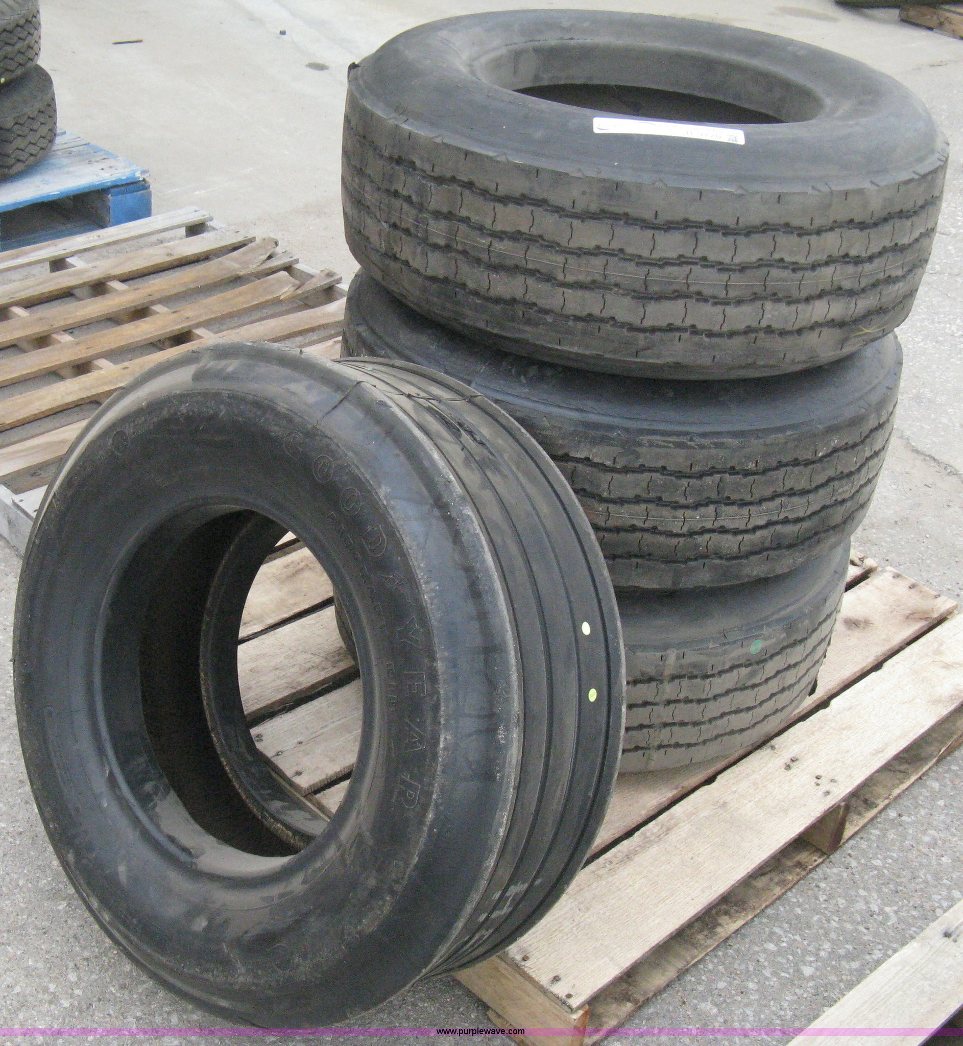 (4) tires in Wichita, KS Item R9720 sold Purple Wave