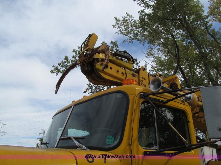 image for item A8475 1985 Volvo / Autocar DC digger derrick truck