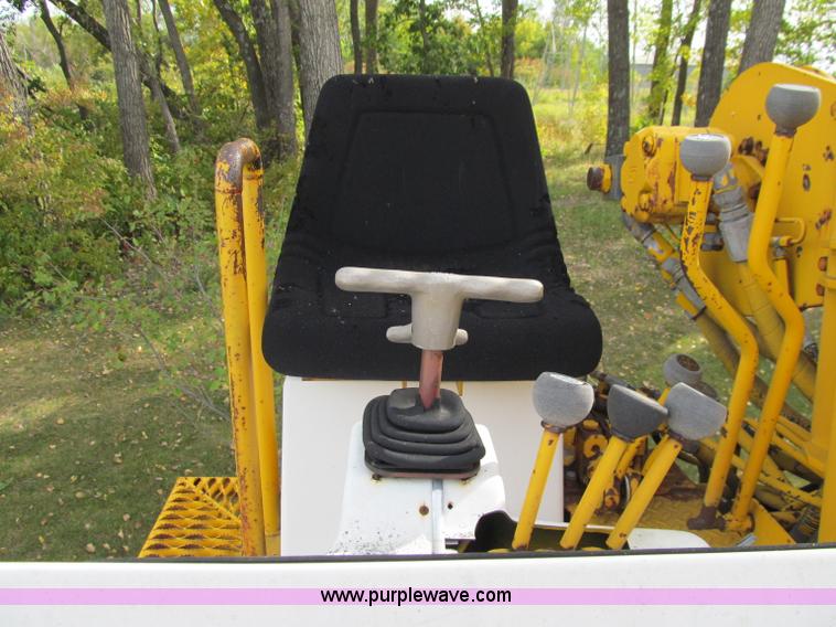 image for item A8475 1985 Volvo / Autocar DC digger derrick truck