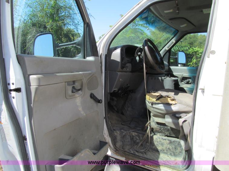 image for item A8477 2002 Ford E550 box truck