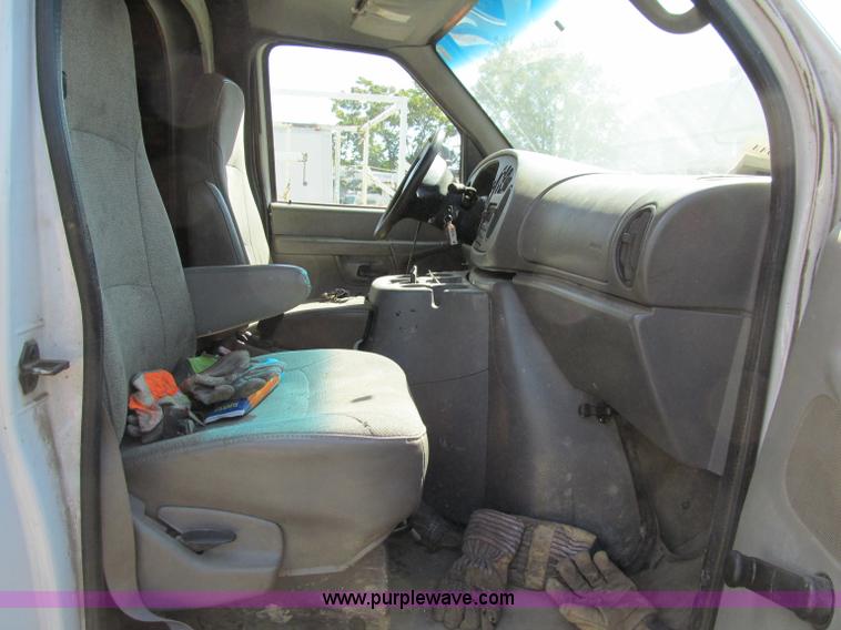 image for item A8477 2002 Ford E550 box truck