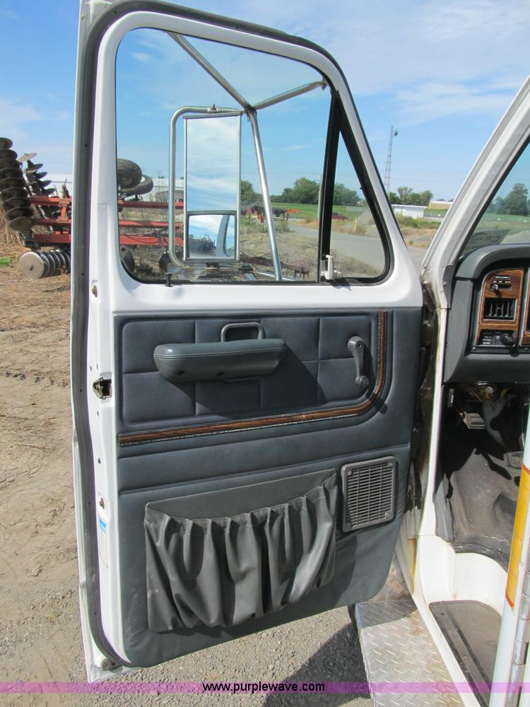 image for item B2884 1991 Ford E350 ambulance