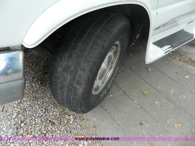 image for item B3921 1999 Ford Econoline E150 van