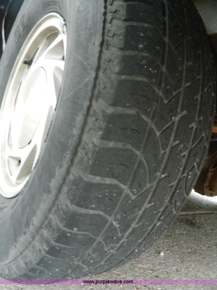 image for item B3921 1999 Ford Econoline E150 van