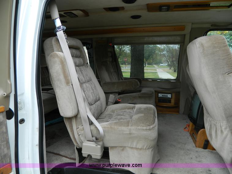 image for item B3921 1999 Ford Econoline E150 van