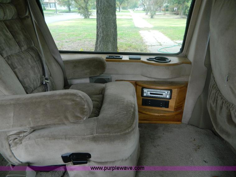 image for item B3921 1999 Ford Econoline E150 van