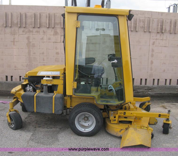 image for item B8202 1999 Hustler 3200 commercial ZTR lawn mower