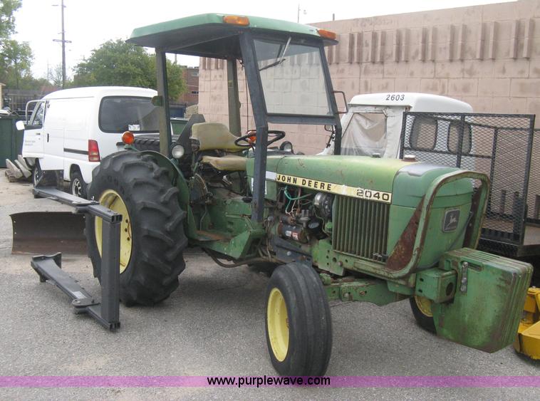 image for item B8209 1980 John Deere 2040 tractor