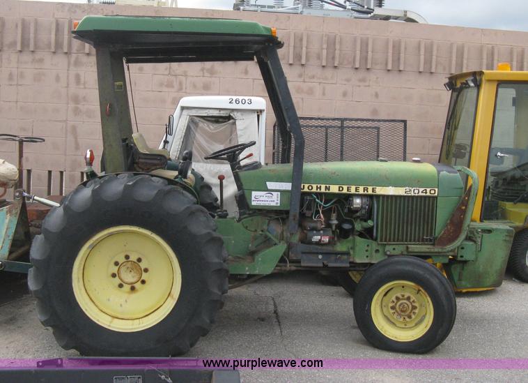 image for item B8209 1980 John Deere 2040 tractor