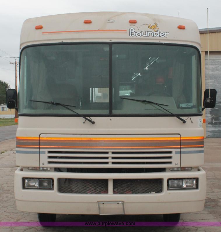 image for item C2824 1991 Fleetwood Bounder 31' RV camper