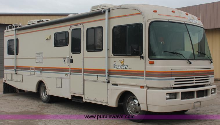 image for item C2824 1991 Fleetwood Bounder 31' RV camper