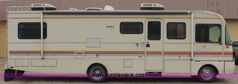 image for item C2824 1991 Fleetwood Bounder 31' RV camper