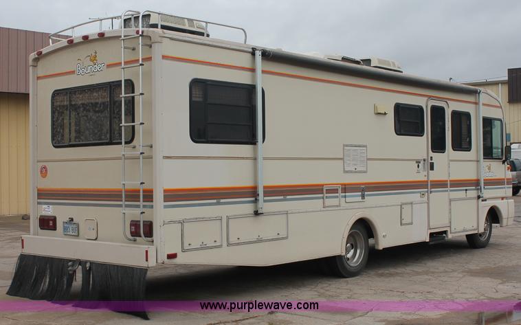 image for item C2824 1991 Fleetwood Bounder 31' RV camper