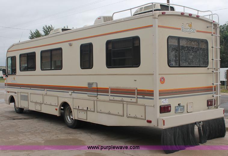 image for item C2824 1991 Fleetwood Bounder 31' RV camper