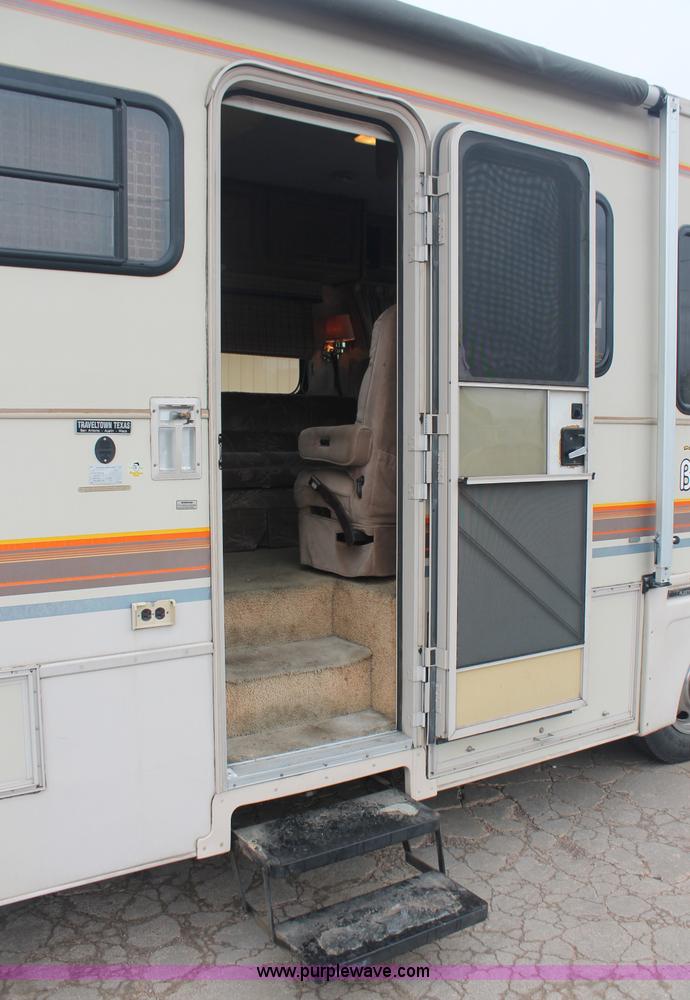 image for item C2824 1991 Fleetwood Bounder 31' RV camper
