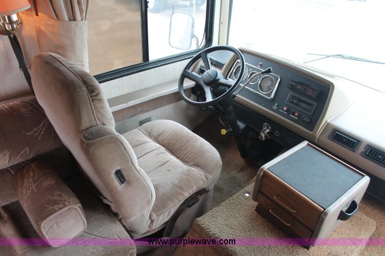 image for item C2824 1991 Fleetwood Bounder 31' RV camper