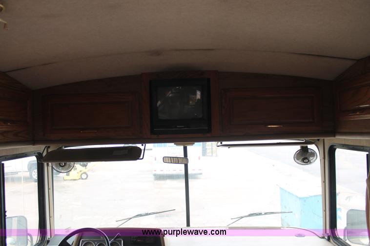 image for item C2824 1991 Fleetwood Bounder 31' RV camper