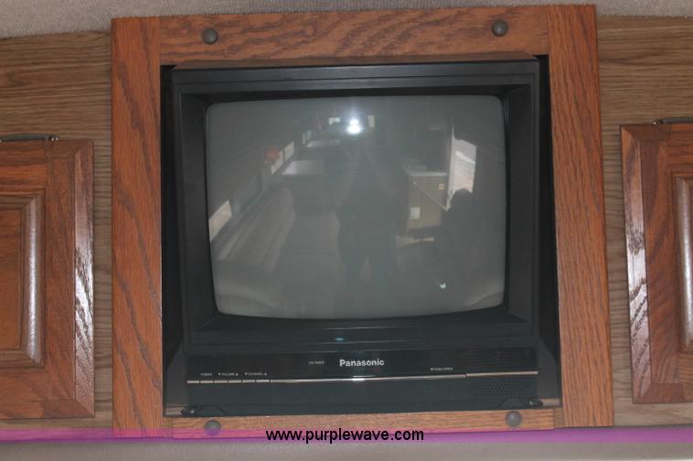 image for item C2824 1991 Fleetwood Bounder 31' RV camper