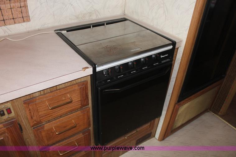 image for item C2824 1991 Fleetwood Bounder 31' RV camper