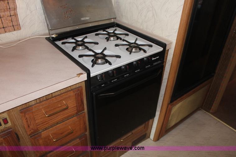 image for item C2824 1991 Fleetwood Bounder 31' RV camper