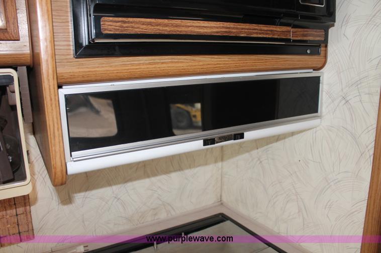 image for item C2824 1991 Fleetwood Bounder 31' RV camper