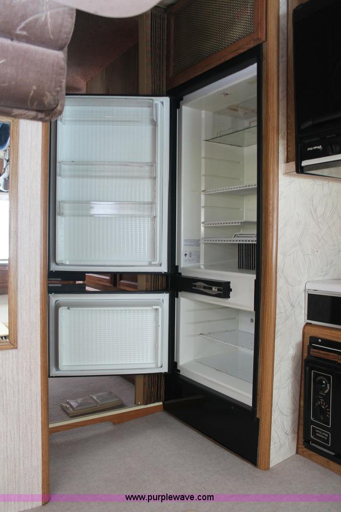 image for item C2824 1991 Fleetwood Bounder 31' RV camper