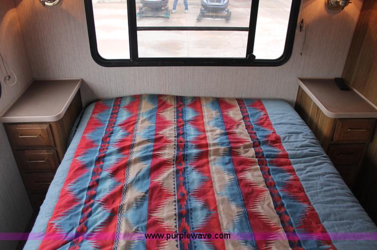 image for item C2824 1991 Fleetwood Bounder 31' RV camper