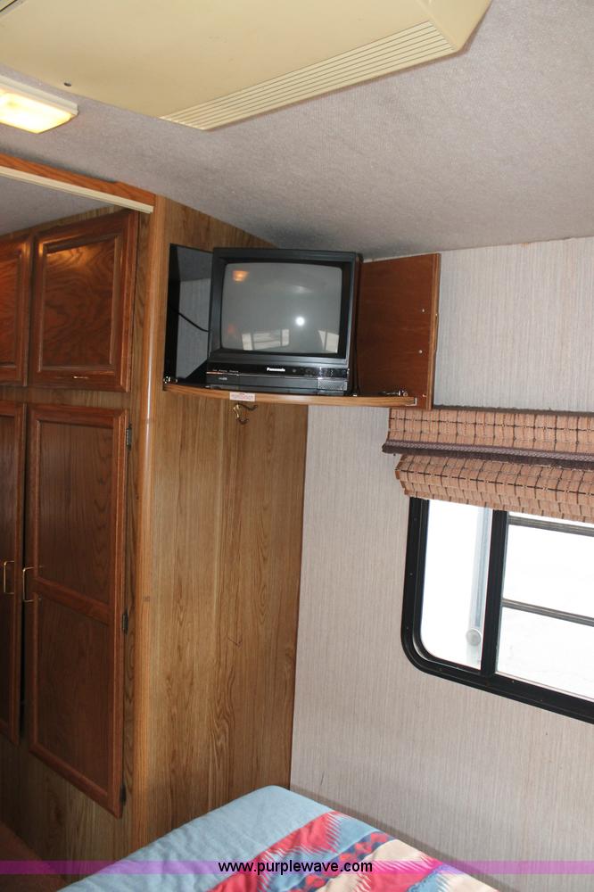 image for item C2824 1991 Fleetwood Bounder 31' RV camper