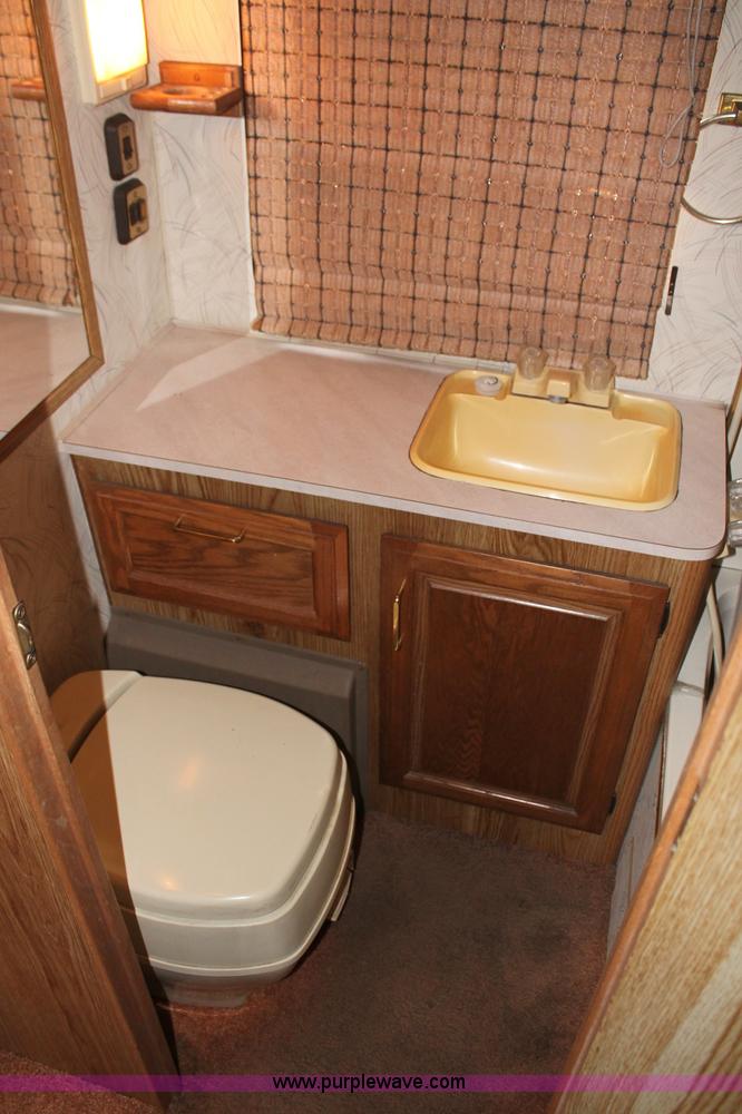 image for item C2824 1991 Fleetwood Bounder 31' RV camper