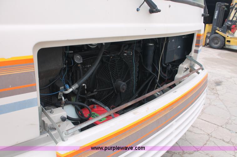 image for item C2824 1991 Fleetwood Bounder 31' RV camper