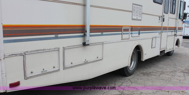 image for item C2824 1991 Fleetwood Bounder 31' RV camper