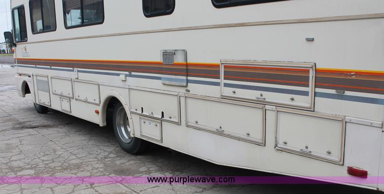 image for item C2824 1991 Fleetwood Bounder 31' RV camper