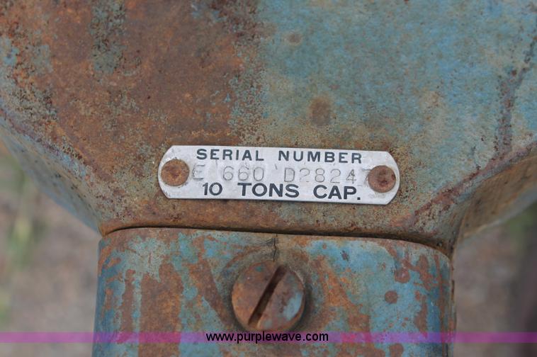 image for item C2832 Two floor jacks and three jack stands