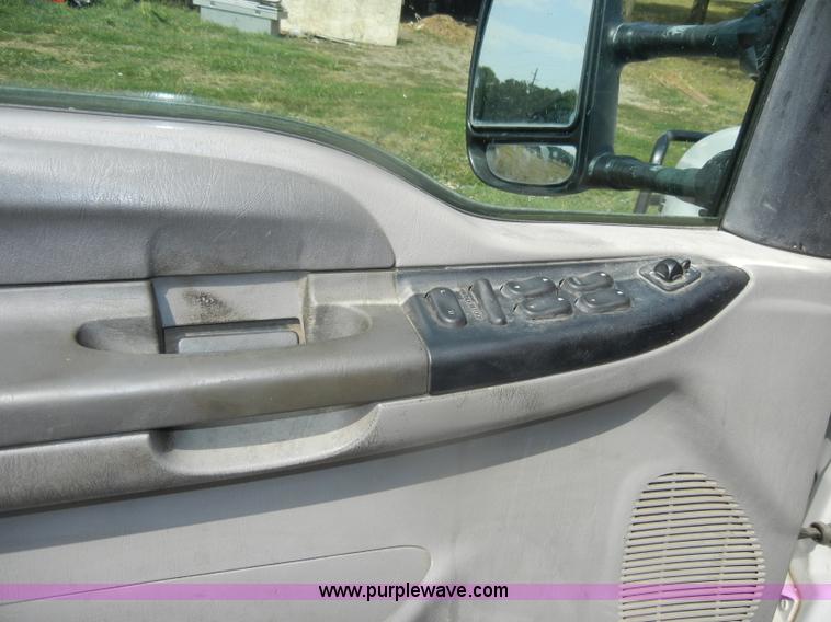 image for item D4412 2001 Ford F250 XLT Super Duty crew cab pickup truck