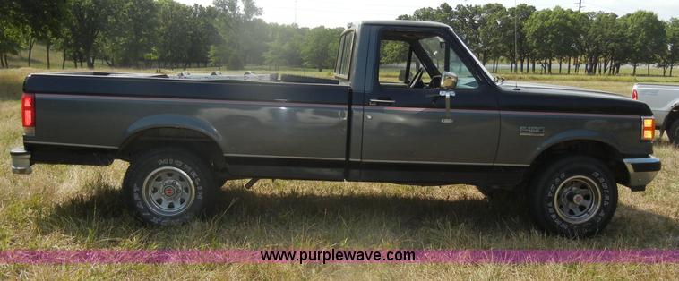 image for item D4413 1989 Ford F150 XLT Lariat pickup truck