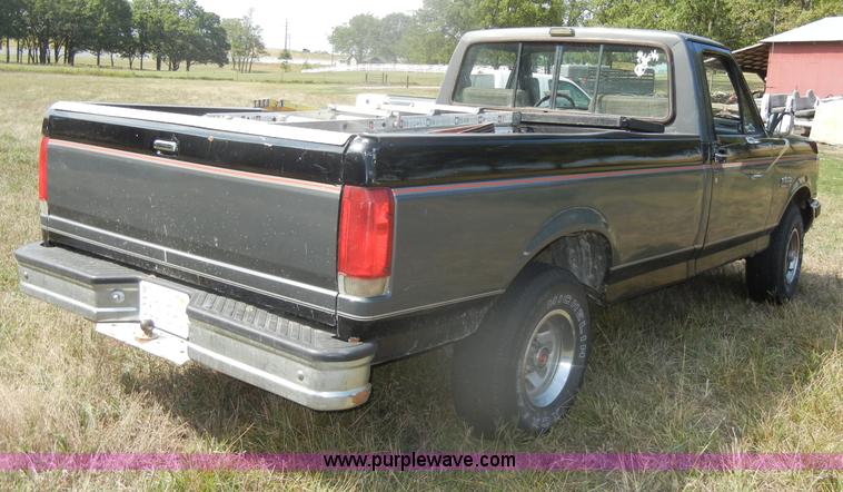 image for item D4413 1989 Ford F150 XLT Lariat pickup truck