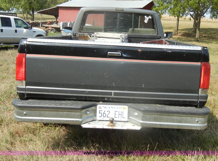 image for item D4413 1989 Ford F150 XLT Lariat pickup truck