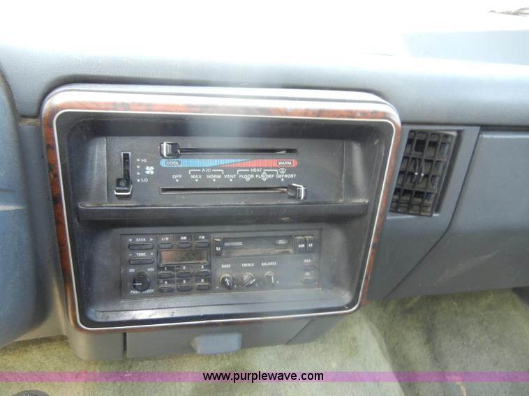 image for item D4413 1989 Ford F150 XLT Lariat pickup truck