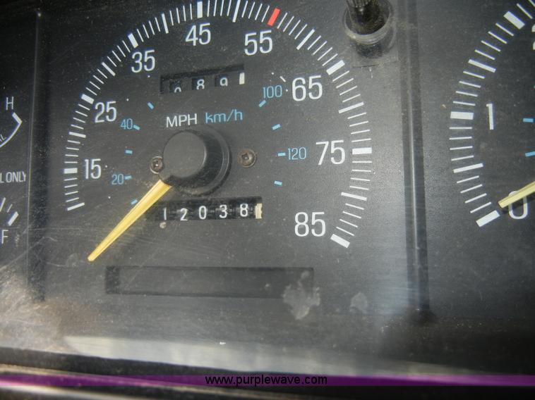 image for item D4413 1989 Ford F150 XLT Lariat pickup truck