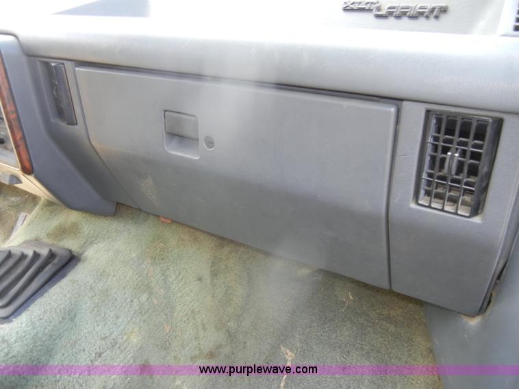 image for item D4413 1989 Ford F150 XLT Lariat pickup truck