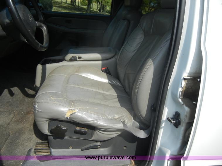 image for item D4414 2001 Chevrolet Suburban K1500 SUV