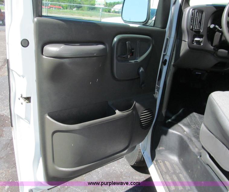 image for item E2178 2002 Chevrolet G3500 extended cargo van