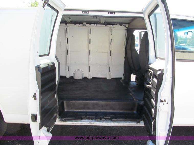 image for item E2178 2002 Chevrolet G3500 extended cargo van
